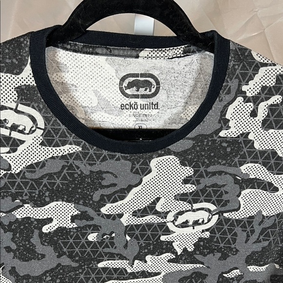 Ecko Unlimited Black and Gray Camo T-Shirt A0316 - Picture 2 of 4